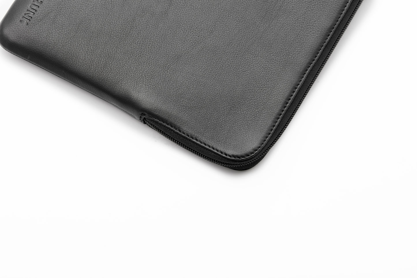 Trunk Leder Sleeve für MacBook Pro 16", Schwarz