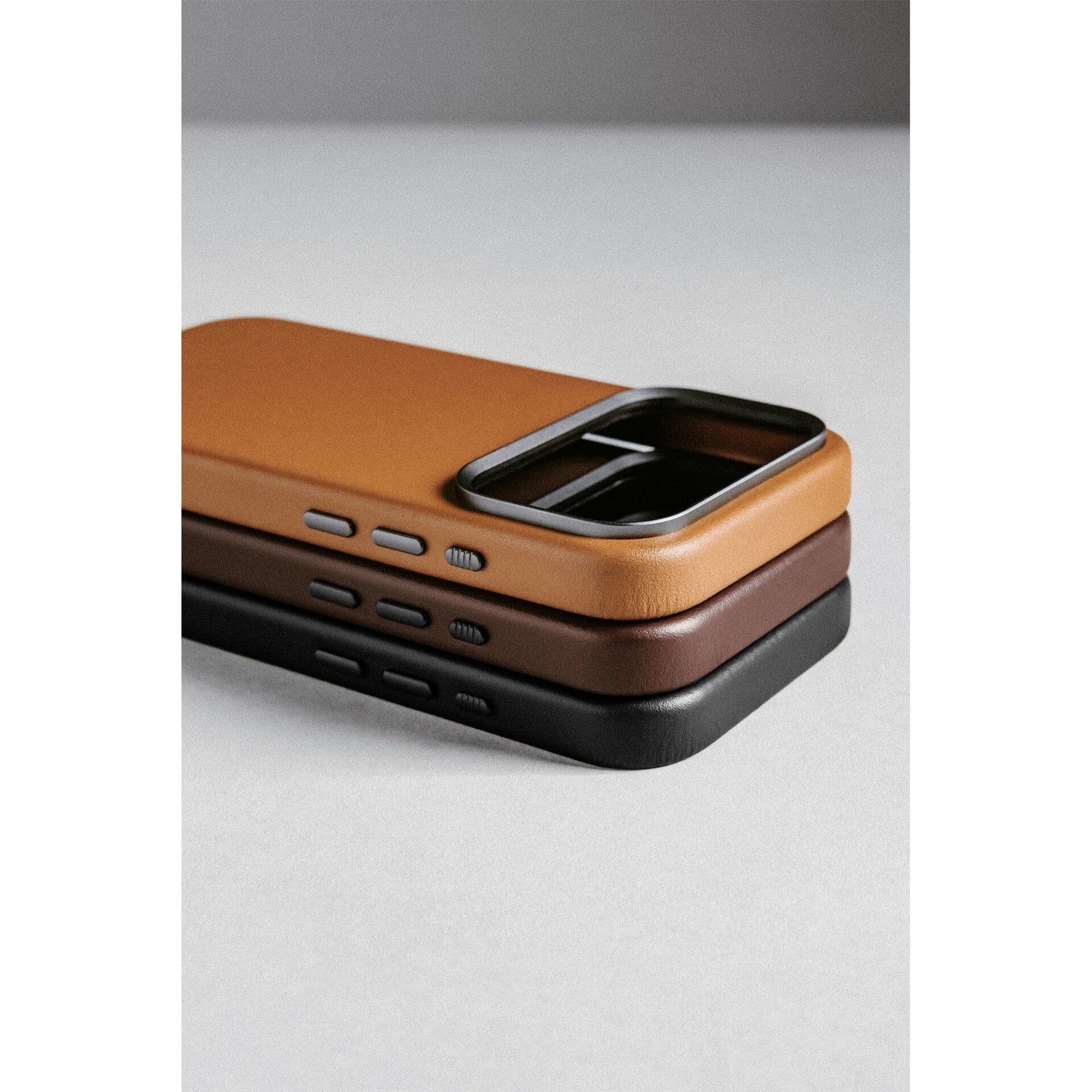 Nomad Traditional Leather Case iPhone 17 Pro Rustic Brown Horween