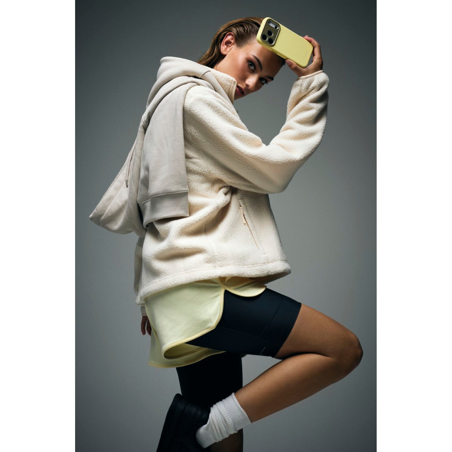 Decoded AntiMicrobial Silicone Backcover iPhone 17 Pro Yuma Yellow