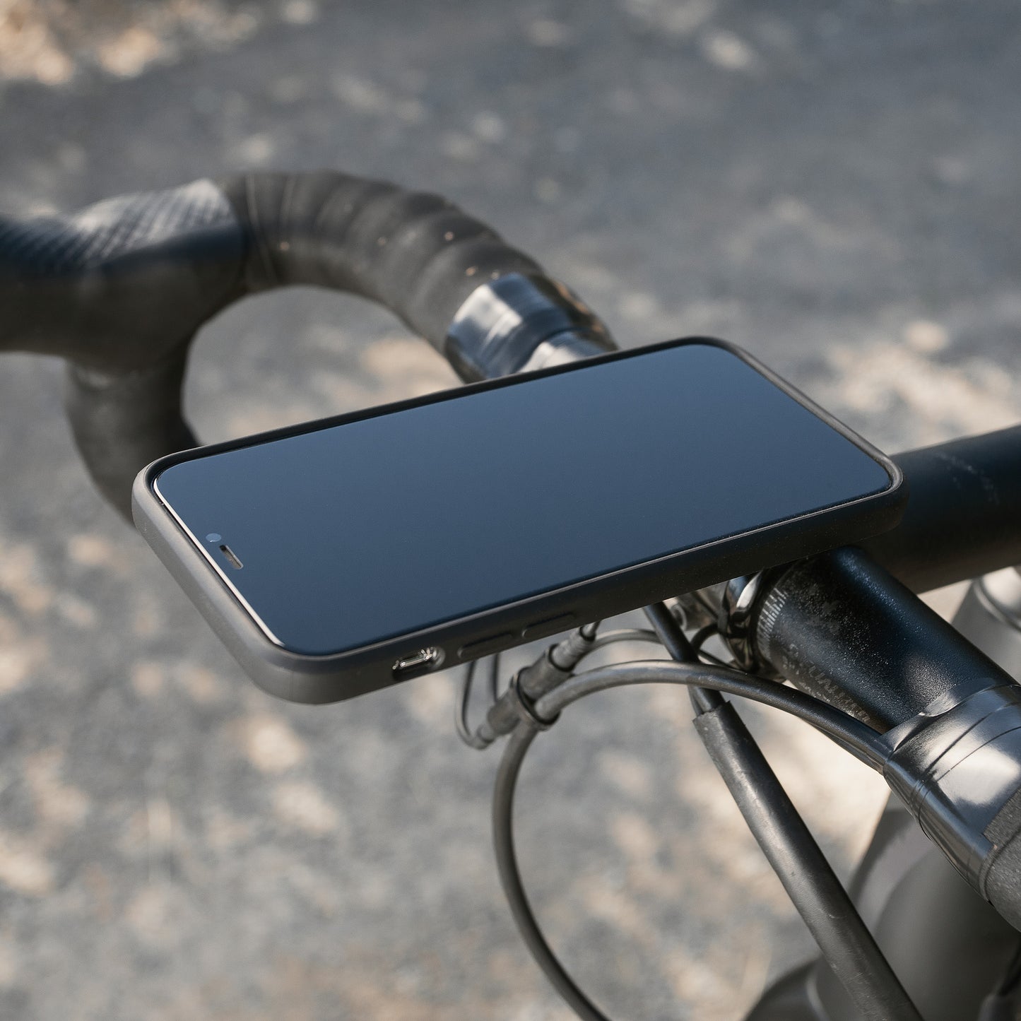 Smartphone-Hülle mit Magnetsystem und Fingerschlaufe für iPhone 12 / 12 Pro - Charcoal