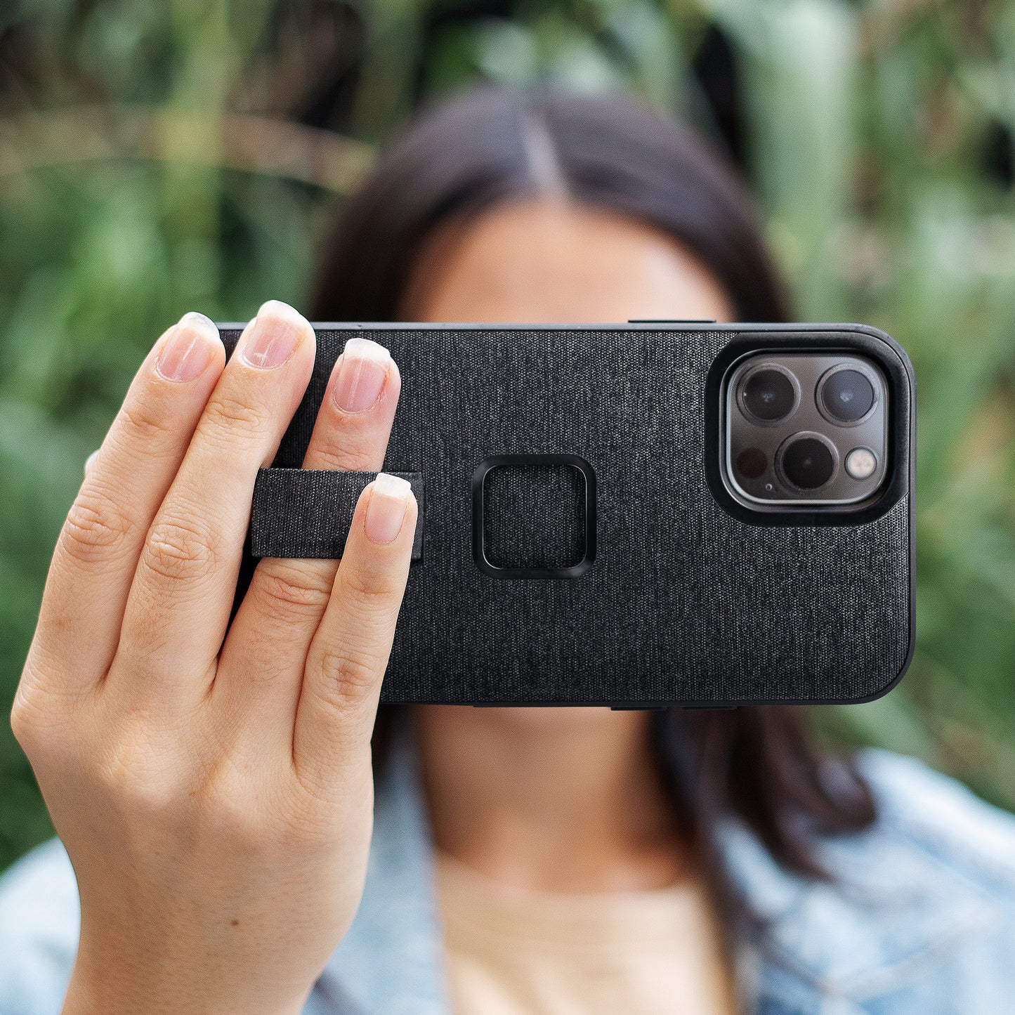 Smartphone-Hülle mit Magnetsystem und Fingerschlaufe für iPhone 12 / 12 Pro - Charcoal