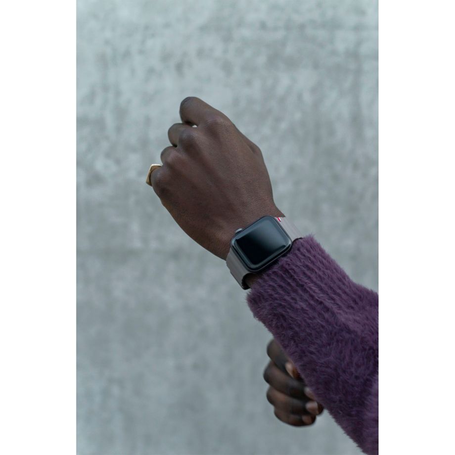Decoded - Silicone Magnetic Traction Strap | Für Apple Watch 41/40/38mm | Dark Taupe