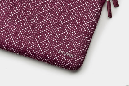 Trunk Neopren Sleeve für MacBook Air / Pro 13", Wine Red Rhombe