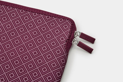 Trunk Neopren Sleeve für MacBook Air / Pro 13", Wine Red Rhombe