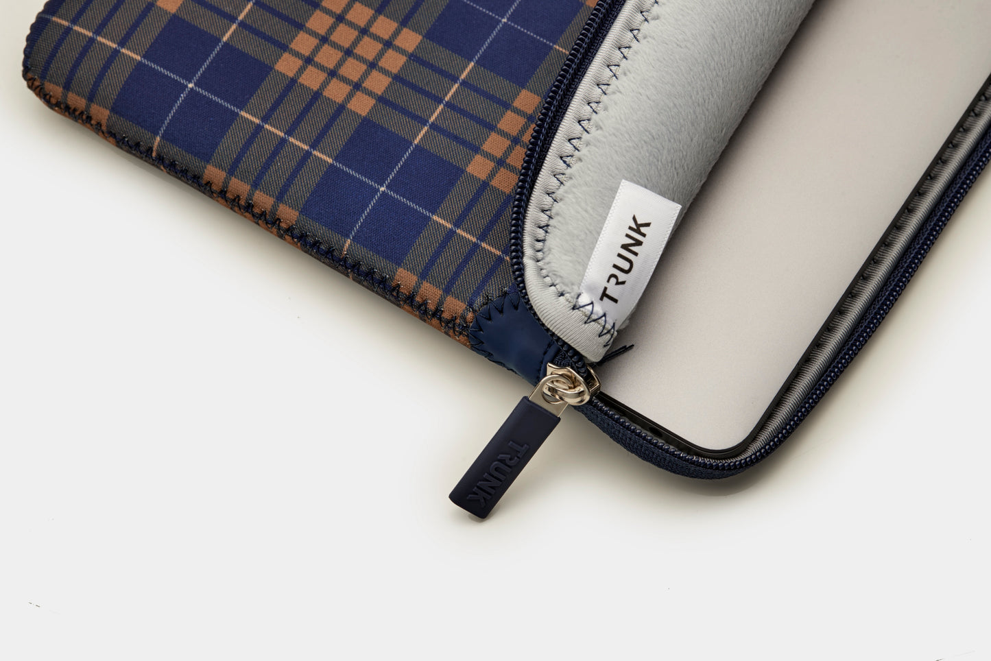 Trunk Neopren Sleeve für MacBook Air / Pro 13", Navy Tartan