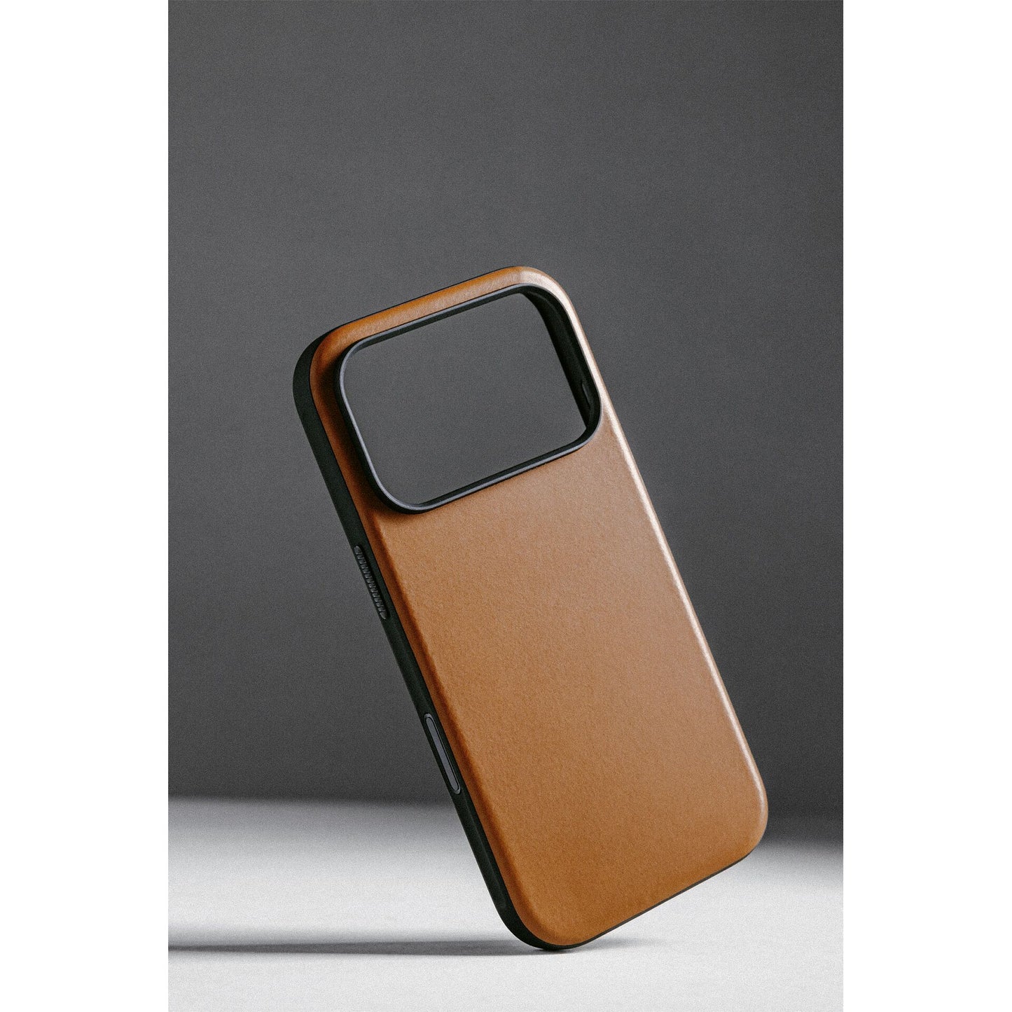 Nomad Modern Leather Case iPhone 17 Pro English Tan