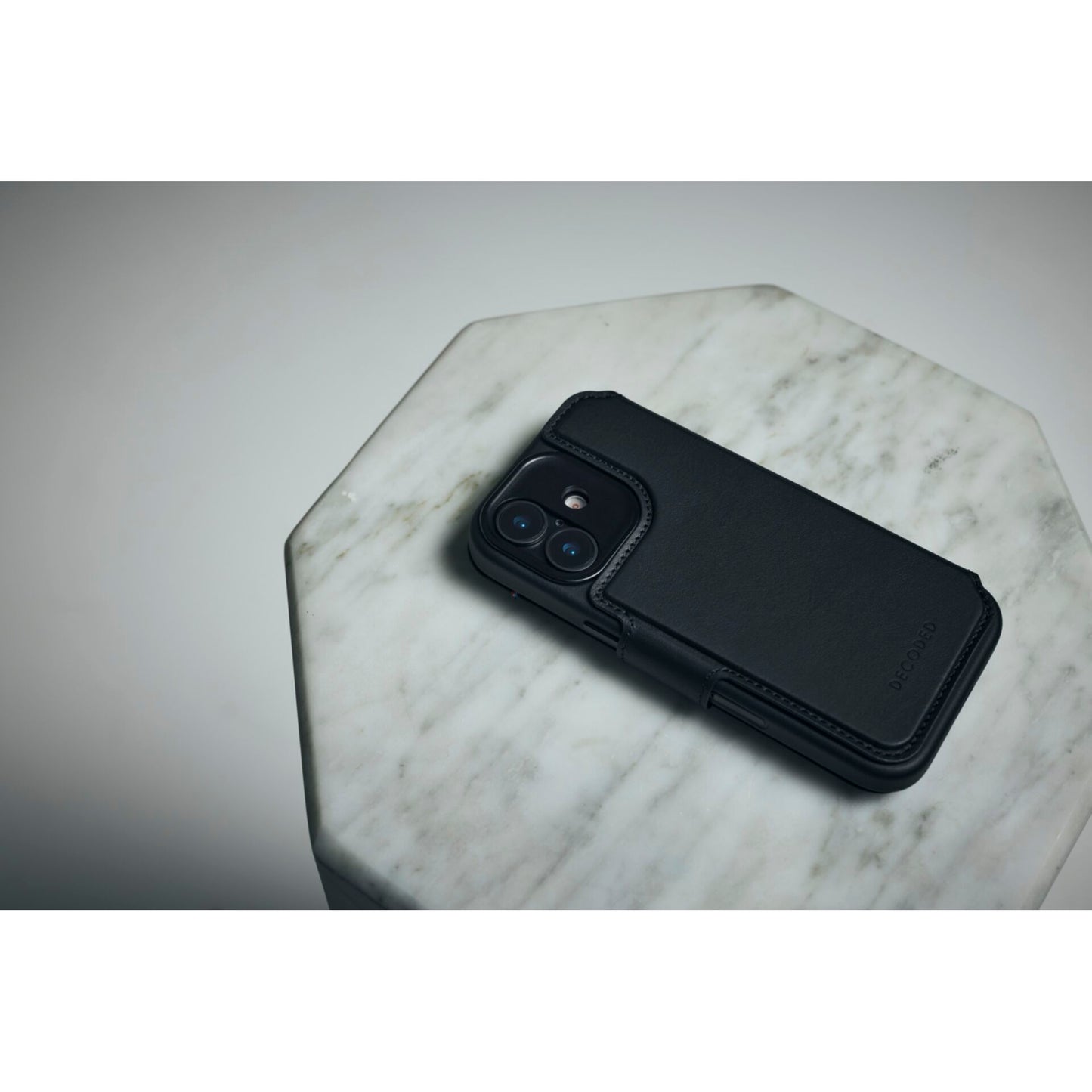 Decoded Leather Detachable Wallet iPhone 17 Black