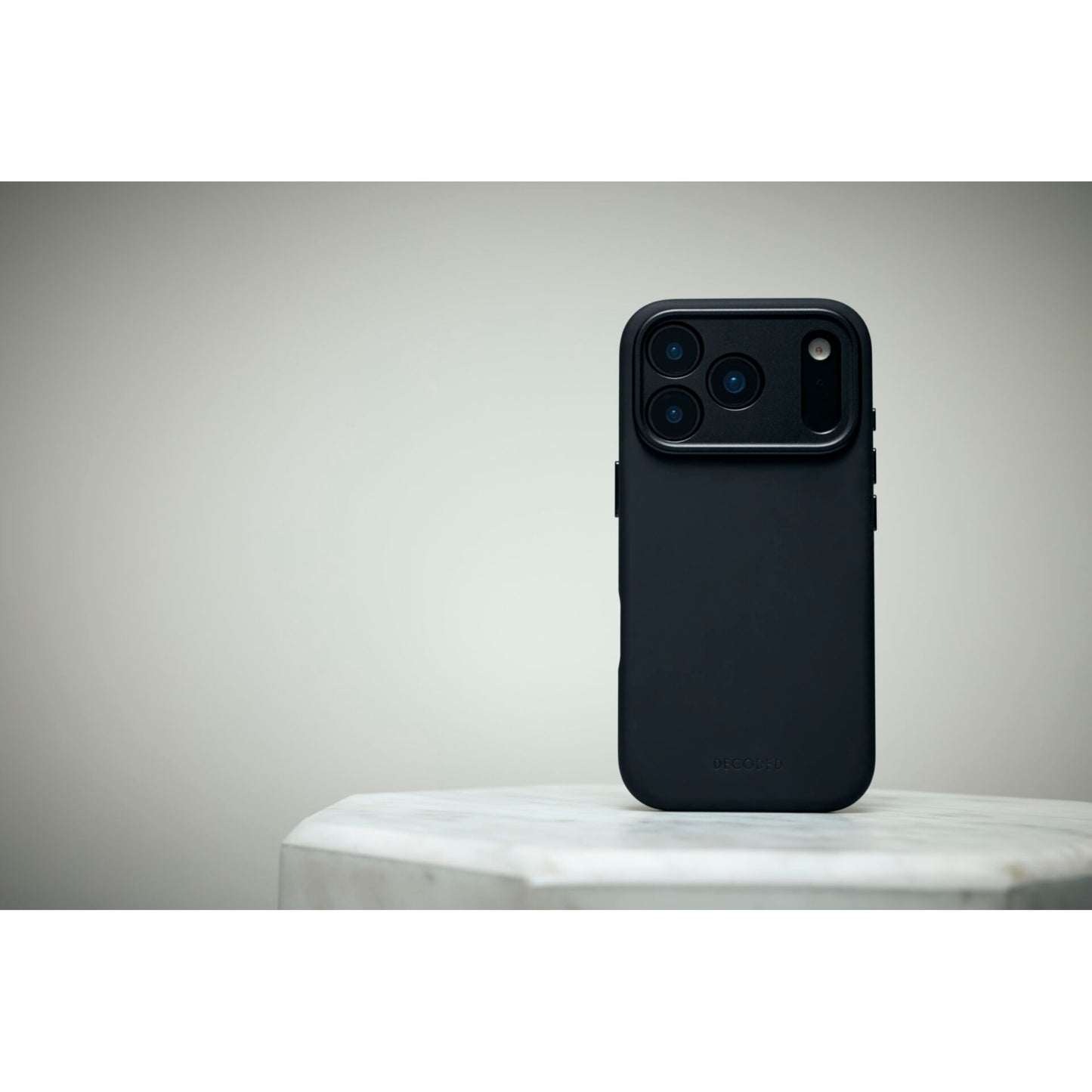 Decoded AntiMicrobial Silicone Backcover iPhone 17 Pro Phantom Black