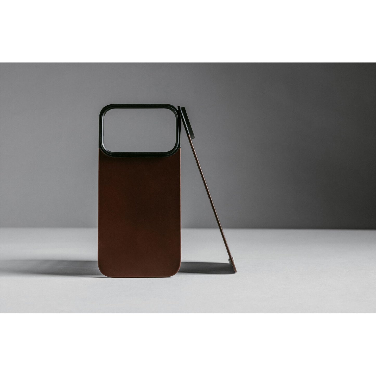 Nomad Magnetic Leather Back MagSafe iPhone 17 Pro Max Rustic Brown Horween