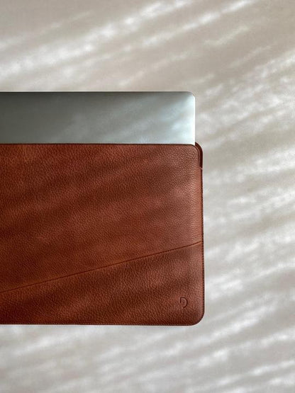 Decoded - Leather Frame Sleeve for Macbook 13 inch - Cinnamon Brown