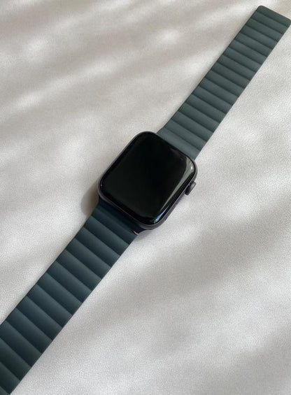 Decoded - Silicone Magnetic Traction Strap | Für Apple Watch 41/40/38mm | Charcoal